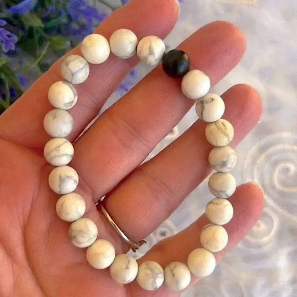Natural Creamy White Howlite & Black Onyx Stretch Bracelet - Picture 3 of 7